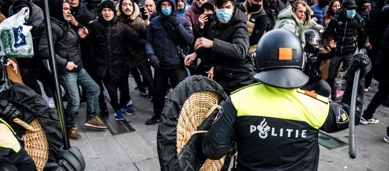 Ολλανδία: Έφοδος της αστυνομίας σε εκδήλωση-συζήτηση για τις επιπτώσεις του εμβολίου